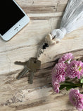 Afbeelding laden in Galerijviewer, The Cowrie Tassel Keychain