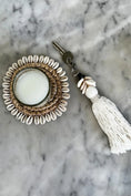 Afbeelding laden in Galerijviewer, The Cowrie Tassel Keychain
