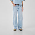 Afbeelding laden in Galerijviewer, 05 THE LOUIS 139 HIGH WIDE | LIGHT BLUE WASH