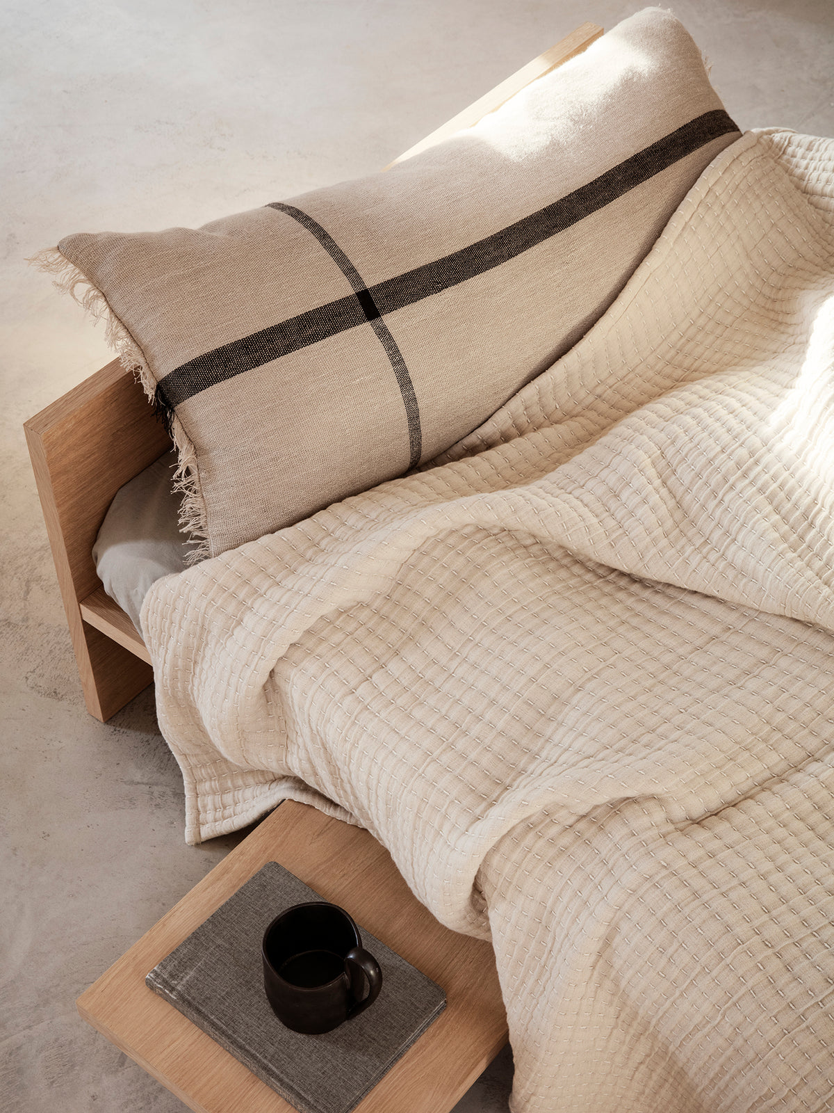 Kussen Calm Long camel/zwart sfeerbeeld