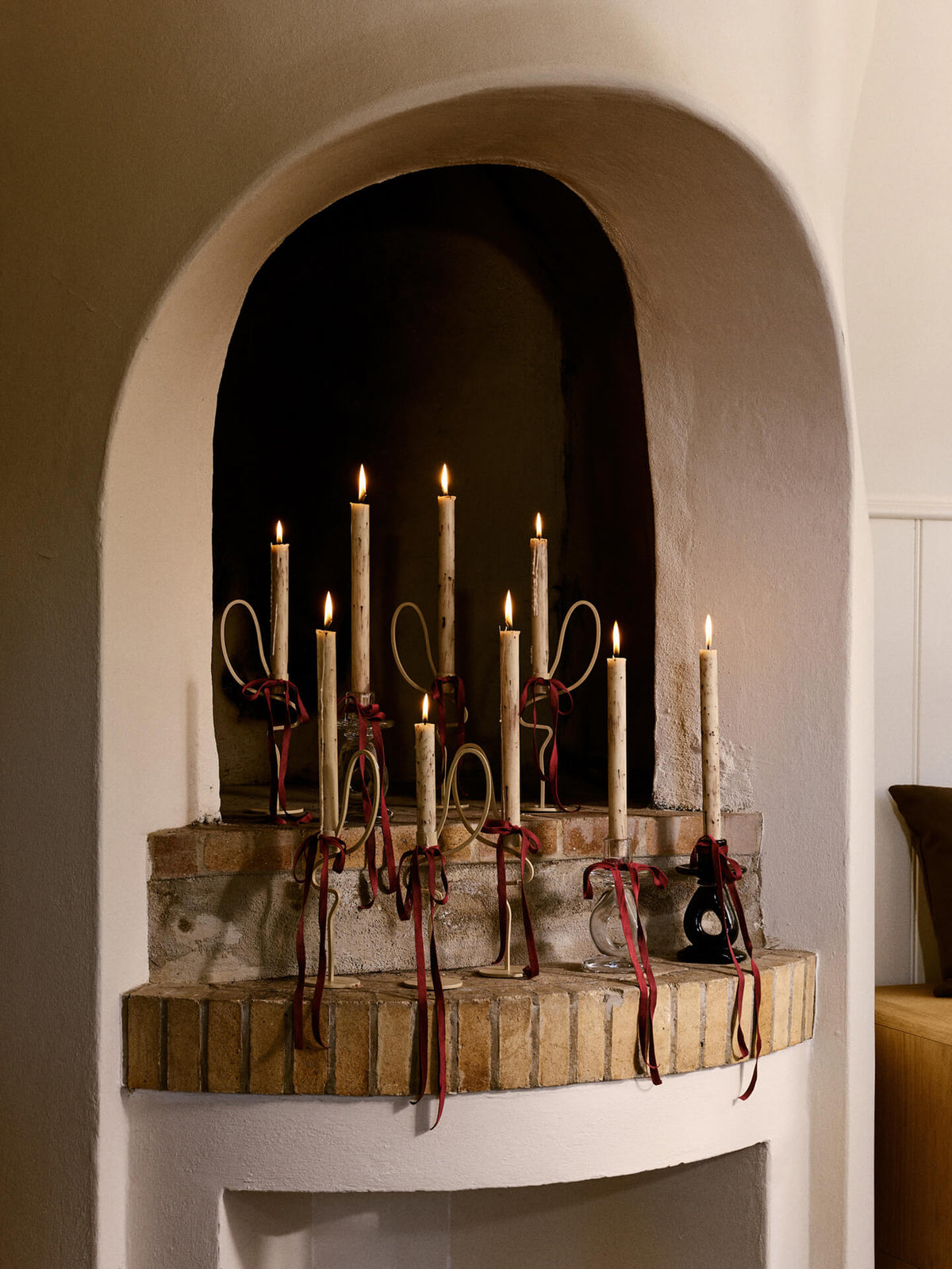 Dinerkaarsen Mura light beige sfeerbeeld