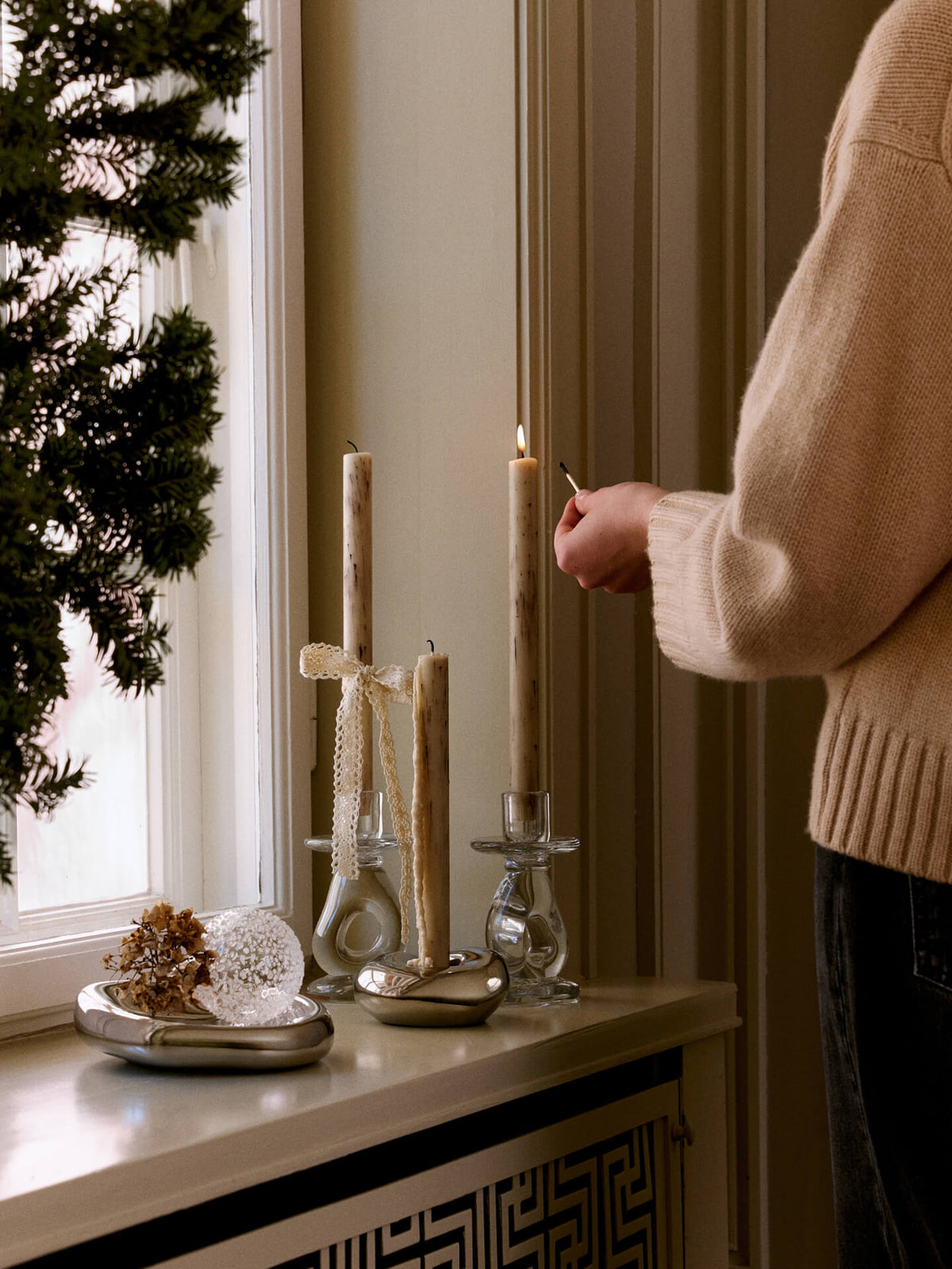 Dinerkaarsen Mura light beige op tafel
