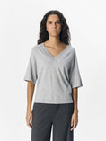Afbeelding laden in Galerijviewer, OBJTHESS 2/4 LO V-NECK KNIT TOP NOOS