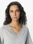 Afbeelding laden in Galerijviewer, OBJTHESS 2/4 LO V-NECK KNIT TOP NOOS