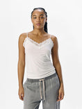 Afbeelding laden in Galerijviewer, OBJLEENA SUS LACE SINGLET TOP NOOS