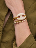 Afbeelding laden in Galerijviewer, Armband met XL opengewerkte bedel / oker
