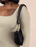 Afbeelding laden in Galerijviewer, Braided Shoulder Strap - Black Soft Grain Leather