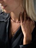 Afbeelding laden in Galerijviewer, Fijne korte ketting met mini edelsteentjes / aubergine