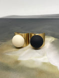 Afbeelding laden in Galerijviewer, Gladde ring met ronde steen / Zwart