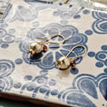 Afbeelding laden in Galerijviewer, Hush Garnet Earrings