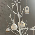 Afbeelding laden in Galerijviewer, Kerstbal-huisje DIP | Cotton Maché