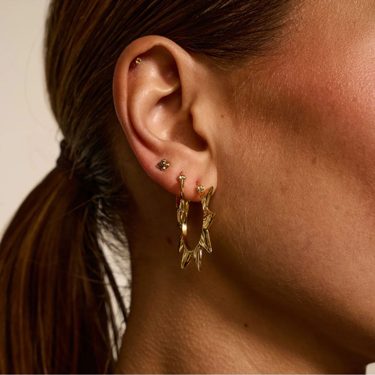 Large Soleil Hoop Earrings goud