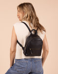 Afbeelding laden in Galerijviewer, Ivy Mini Backpack Black Soft Grain Leather