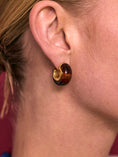 Load image into Gallery viewer, Oorstekers met cognac emaille (2.1cm)