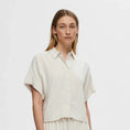Afbeelding laden in Galerijviewer, SLFVIVA SS CROPPED SUN SHIRT NOOS Sandshell