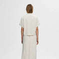 Afbeelding laden in Galerijviewer, SLFVIVA SS CROPPED SUN SHIRT NOOS Sandshell
