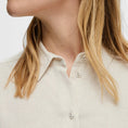 Afbeelding laden in Galerijviewer, SLFVIVA SS CROPPED SUN SHIRT NOOS Sandshell