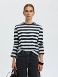 Afbeelding laden in Galerijviewer, SLFESSENTIAL LS STRIPED BOXY TEE NOOS
