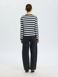 Afbeelding laden in Galerijviewer, SLFESSENTIAL LS STRIPED BOXY TEE NOOS