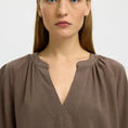 Afbeelding laden in Galerijviewer, SLWVIVA 2/4 V-NECK LINEN BLEND TOP NOOS