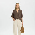 Afbeelding laden in Galerijviewer, SLWVIVA 2/4 V-NECK LINEN BLEND TOP NOOS