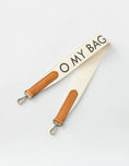 Afbeelding laden in Galerijviewer, Shoulder Cavas logo strap white & cognac classic leather