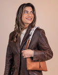 Afbeelding laden in Galerijviewer, Shoulder Cavas logo strap white & cognac classic leather