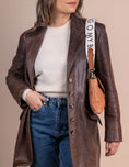 Afbeelding laden in Galerijviewer, Shoulder Cavas logo strap white & cognac classic leather