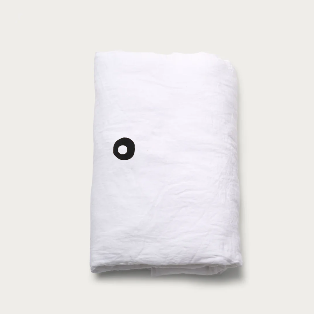 cozy cover wit dekbed met zwarte cirkel