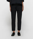 Afbeelding laden in Galerijviewer, cropped jogger pinstripe