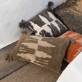 Afbeelding laden in Galerijviewer, CUSHION ZAGROS BROWN-SEASHELL