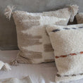 Afbeelding laden in Galerijviewer, CUSHION ZAGROS SANDSTONE-NATURAL