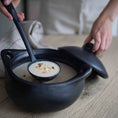 Afbeelding laden in Galerijviewer, Black Pottery Pan Laag met deksel | 2 maten