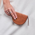 Afbeelding laden in Galerijviewer, LAURA PURSE CROCO COGNAC