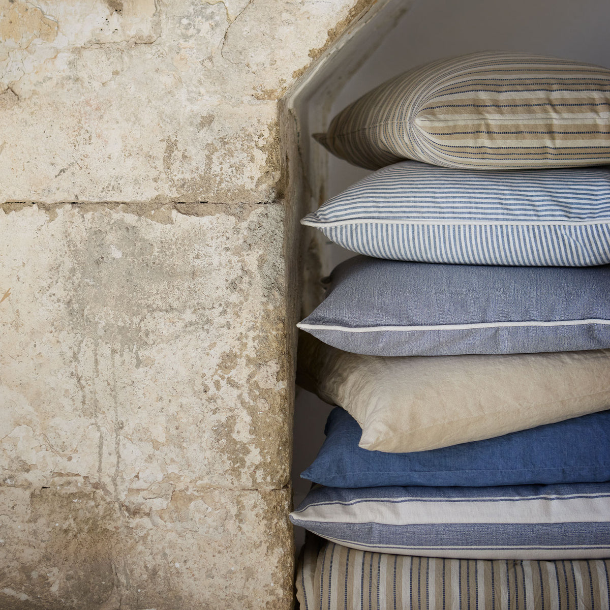 Kussenhoes Maru denim in sfeeropstelling