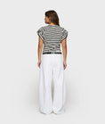 Afbeelding laden in Galerijviewer, strong shoulder tee modal stripes