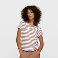 Afbeelding laden in Galerijviewer, v-neck tee stripes