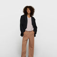 Afbeelding laden in Galerijviewer, v-neck tee stripes