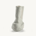 Afbeelding laden in Galerijviewer, Vase I off-white artifacts - by white dirt