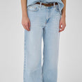 Afbeelding laden in Galerijviewer, 05 THE LOUIS 139 HIGH WIDE | LIGHT BLUE WASH
