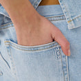 Afbeelding laden in Galerijviewer, 05 THE LOUIS 139 HIGH WIDE | LIGHT BLUE WASH
