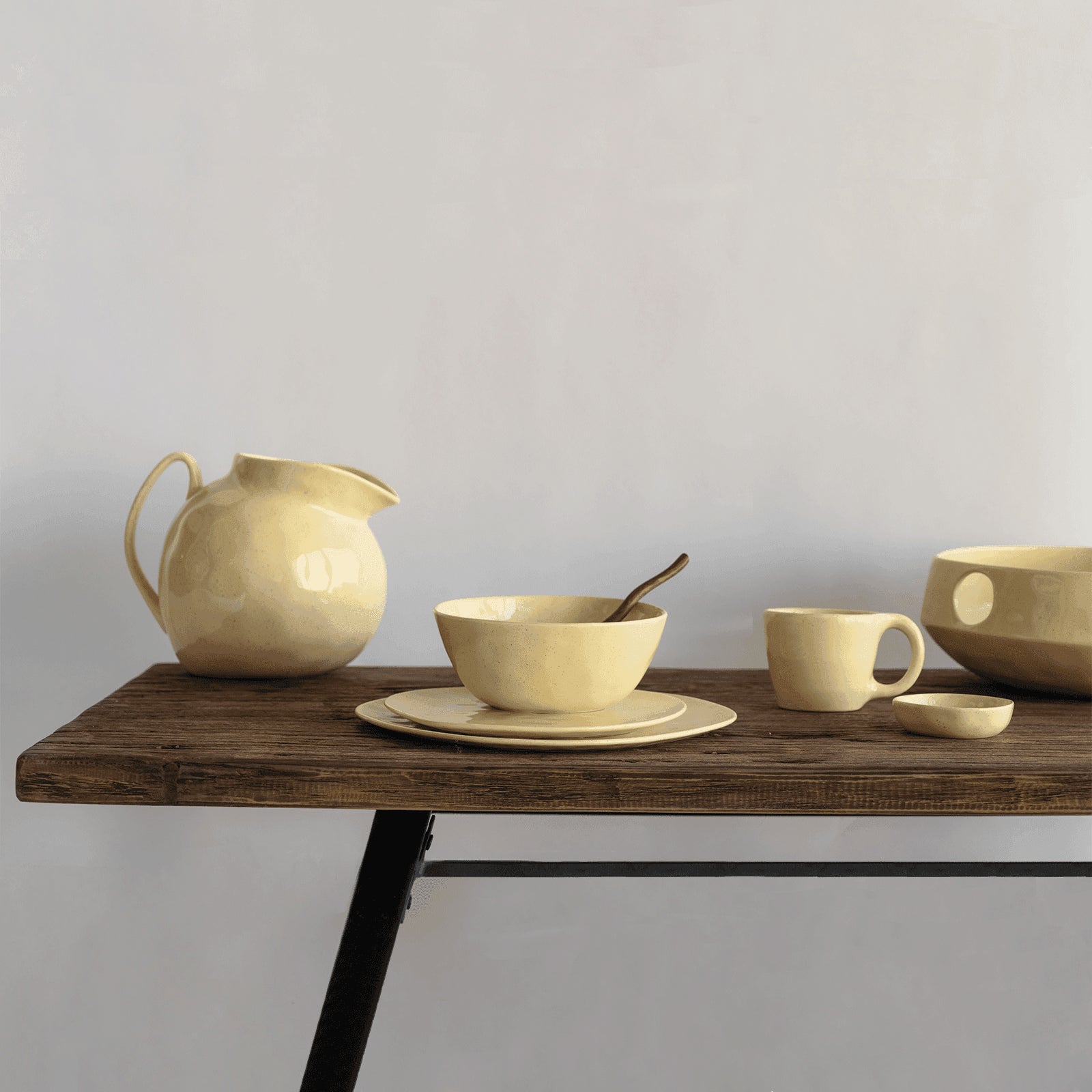 Kantoortafel van hergebruikt hout en acacia.