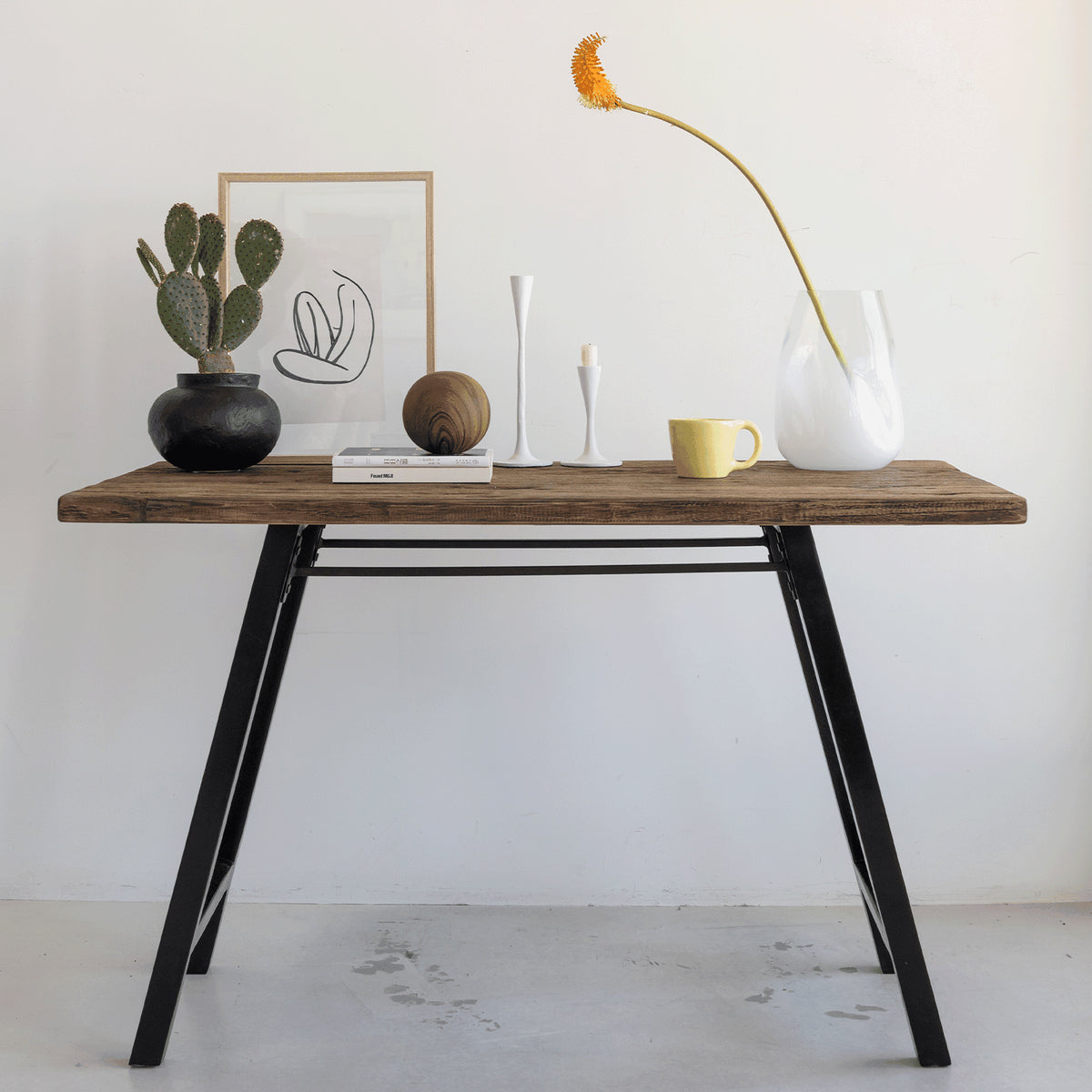Kantoortafel van hergebruikt hout en acacia.