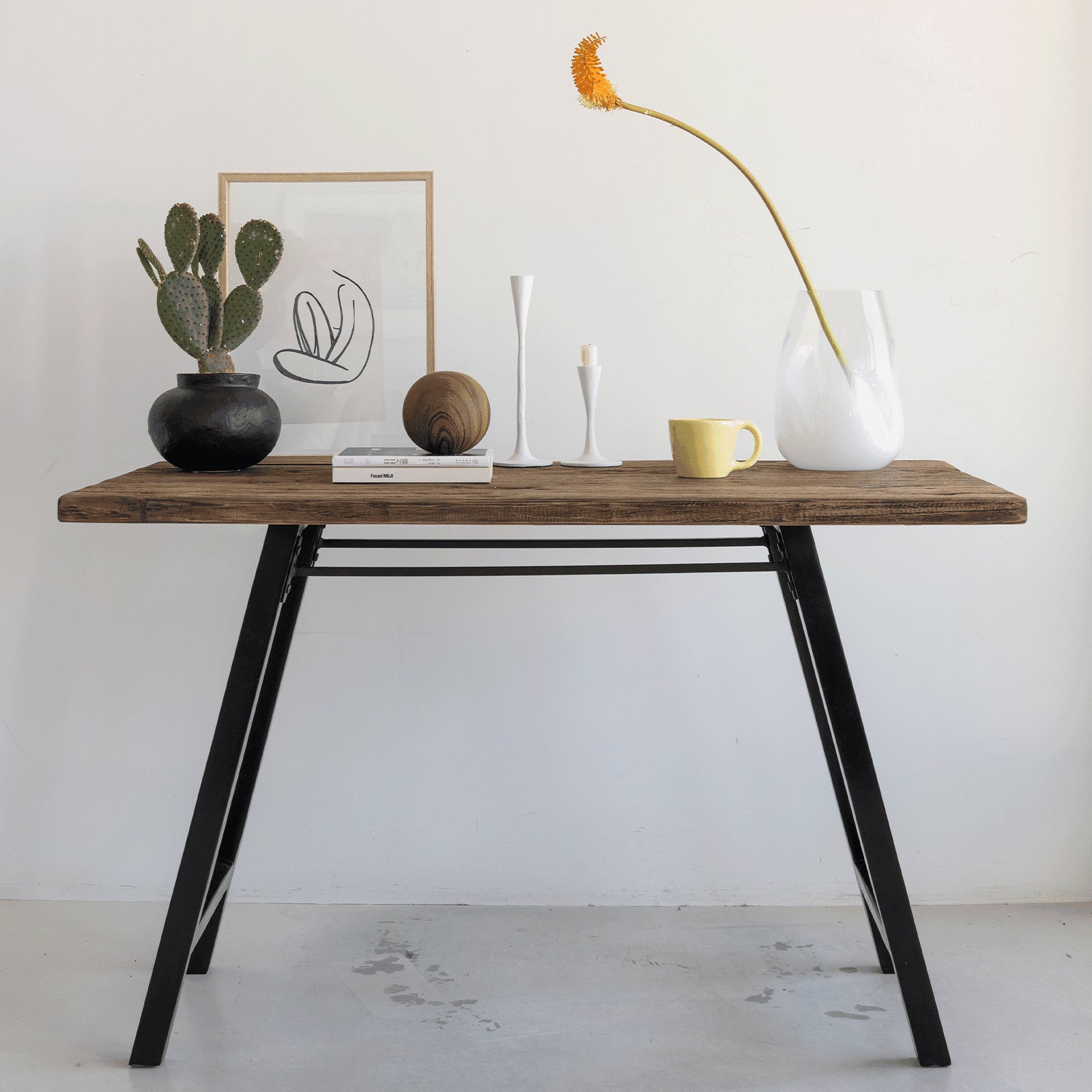 Kantoortafel van hergebruikt hout en acacia.