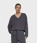 Afbeelding laden in Galerijviewer, v-neck balloon sweater
