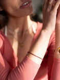 Afbeelding laden in Galerijviewer, Armbandje met fijne gemstones / aubergine
