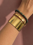 Afbeelding laden in Galerijviewer, Armbandje met gemstone balletjes / army green
