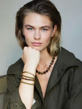Load image into Gallery viewer, Armbandje met gemstone balletjes / bruin mêlée
