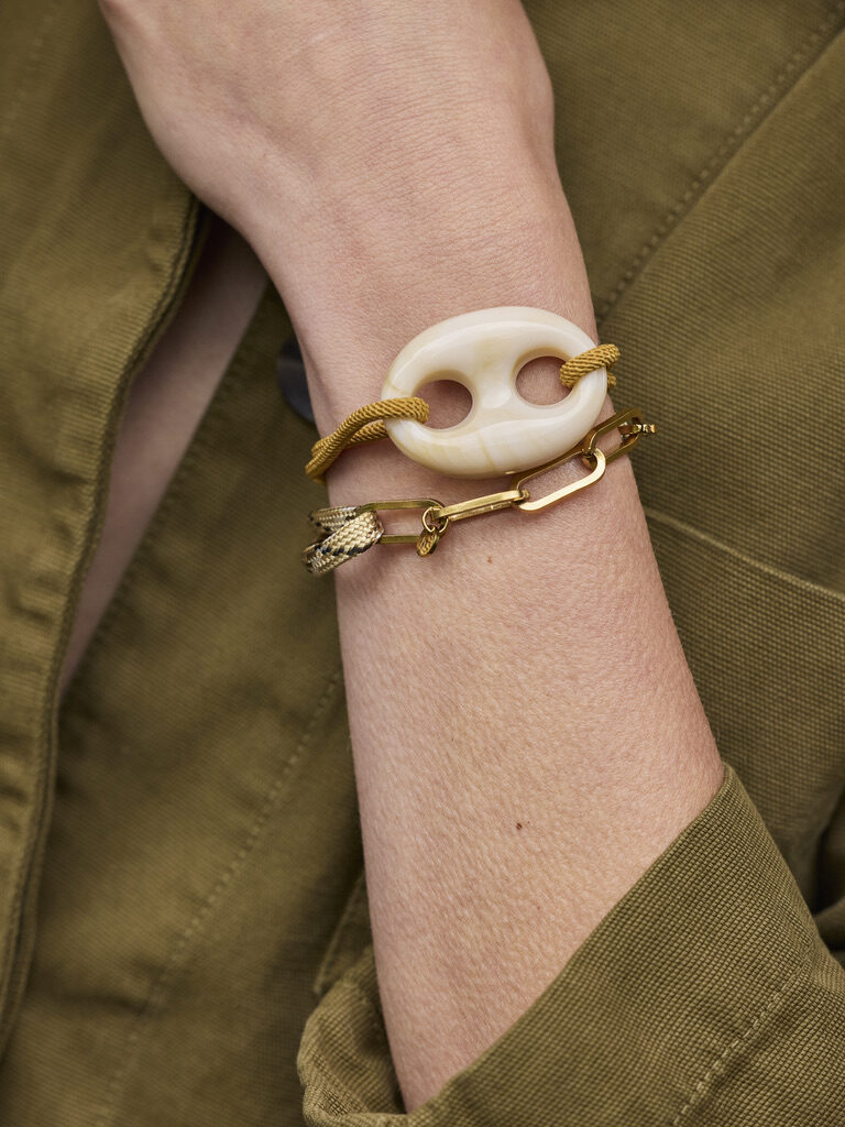 Armband met XL opengewerkte bedel / oker
