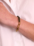Afbeelding laden in Galerijviewer, Armband met touw en gouden schakels / army green
